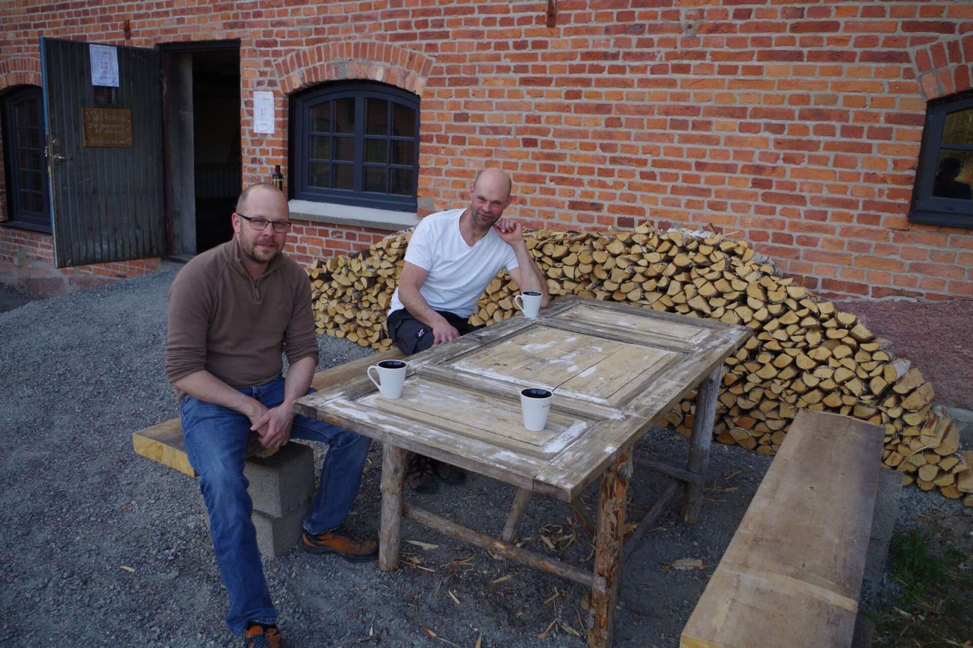 Jons Byh och Thomas Peterson väntar på kunder till Take Away från vedugnen kallad Wedbränt i Wiksfors i Långserud 