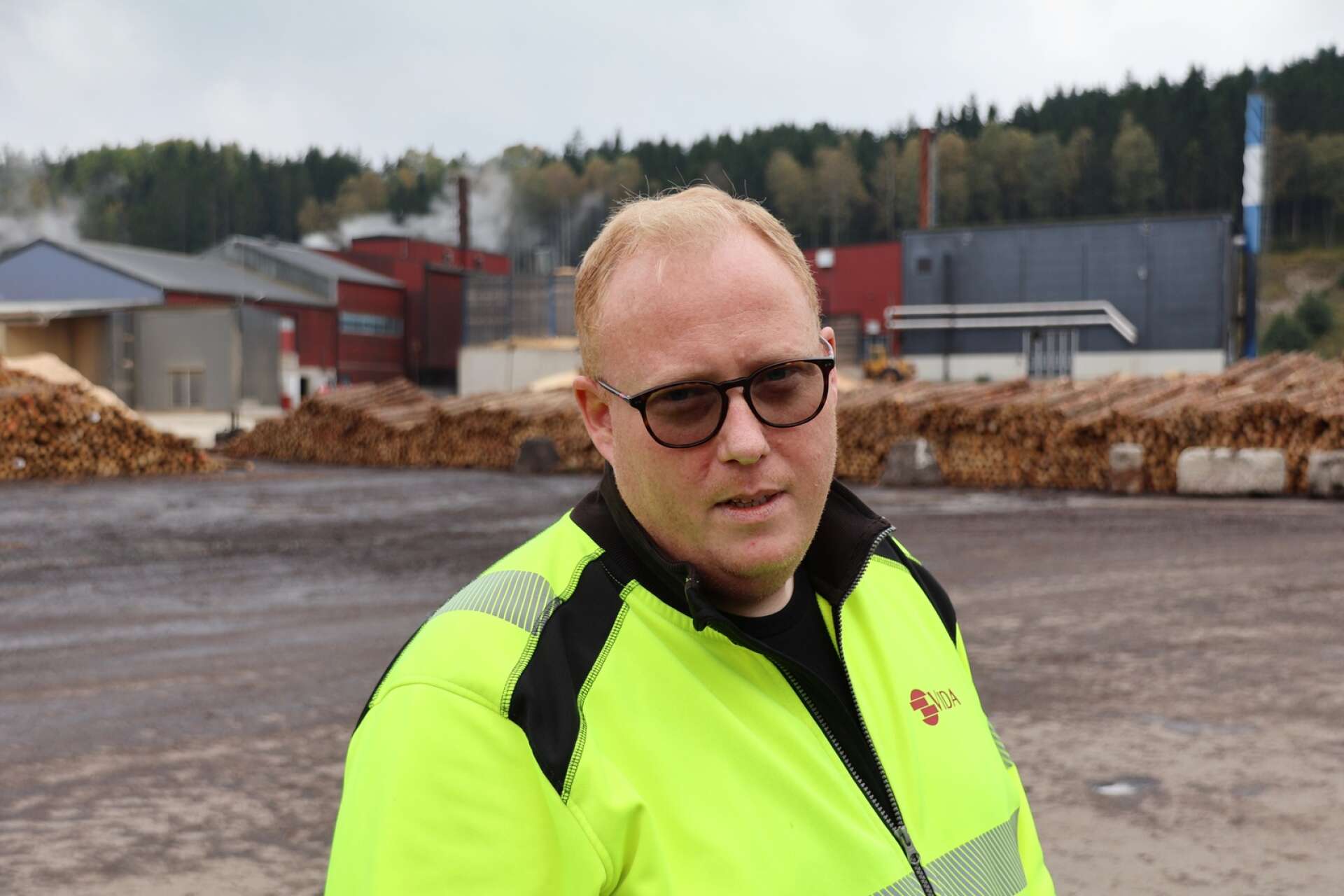 Jonas Karlsson, produktionsledare på avdelningen för timmersortering, berättar att medelåldern är ung på sågverket och förpassar fördomar som att det bara är äldre i blåställ som jobbar på sågverket till historieboken.