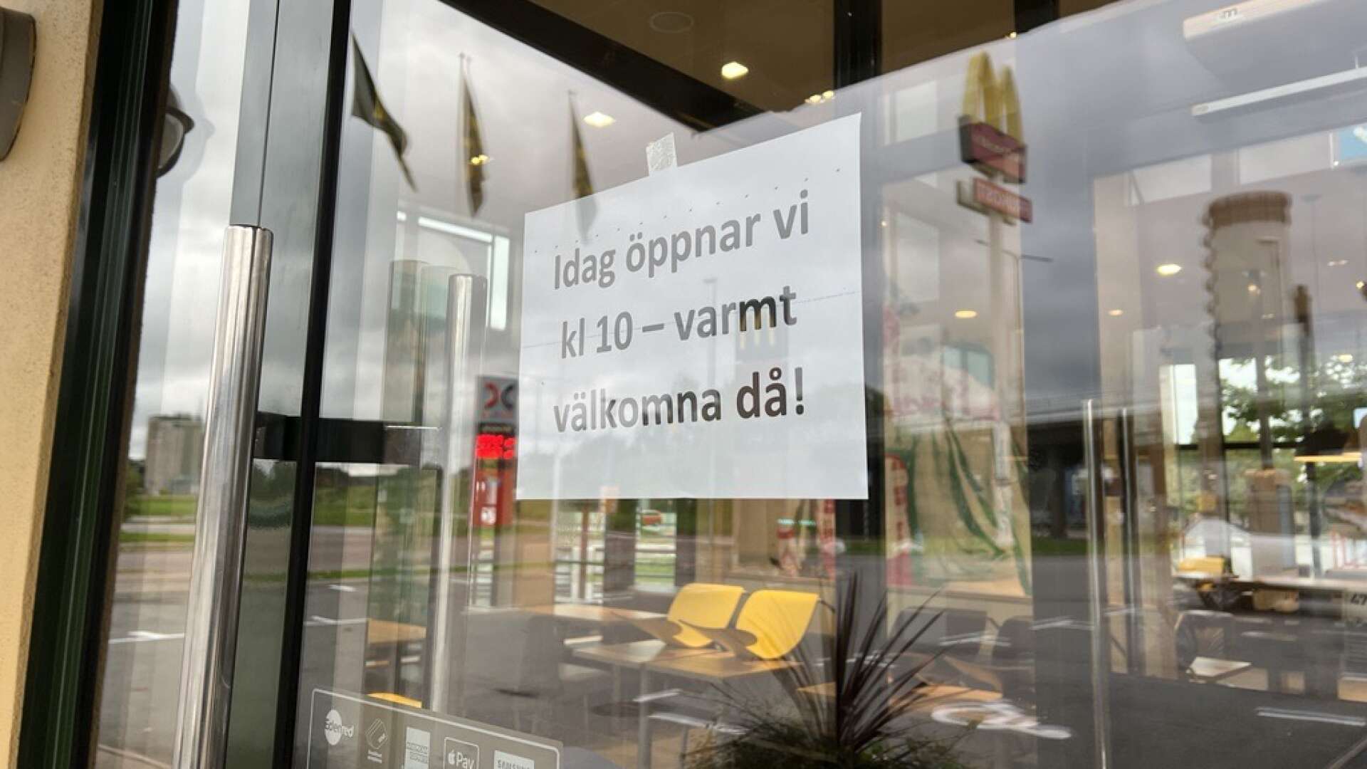 McDonalds restaurang i Säffle blev på söndagskvällen sönderslagen.
