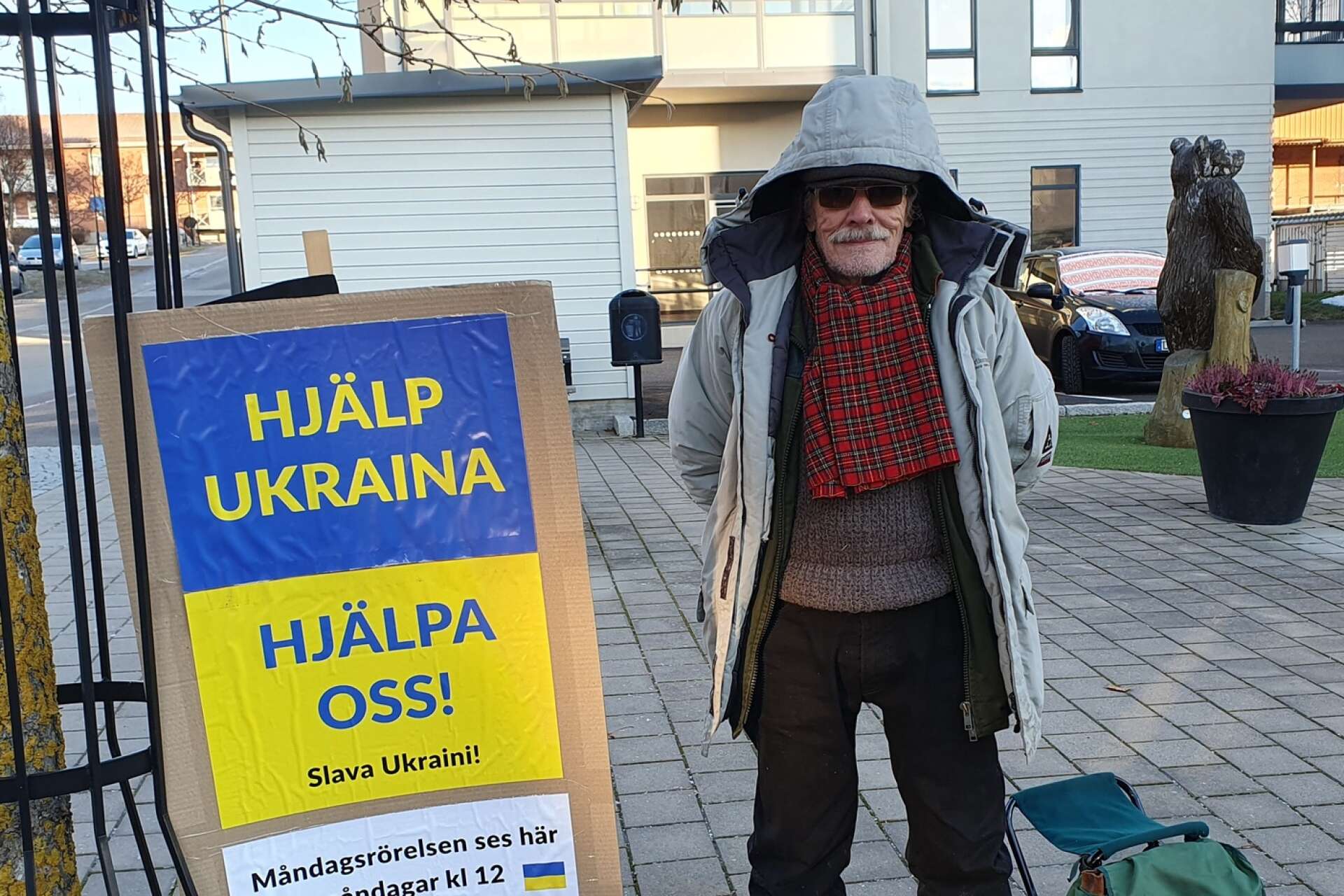 Varje måndag vid lunchtid har Håkan Eles demonstrerat för Måndagsrörelsen i över sex månader.