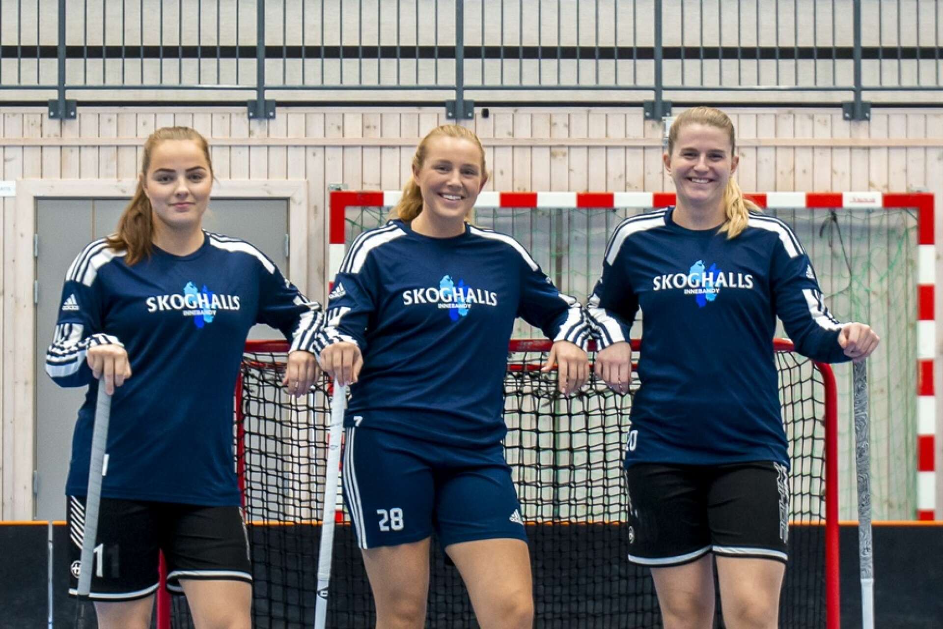 Skoghall har öppnat säsongen med tre raka segrar. Från vänster: Frida Swahn, Carolina Karlsson och Adina Alfredsson. Arkivbild.