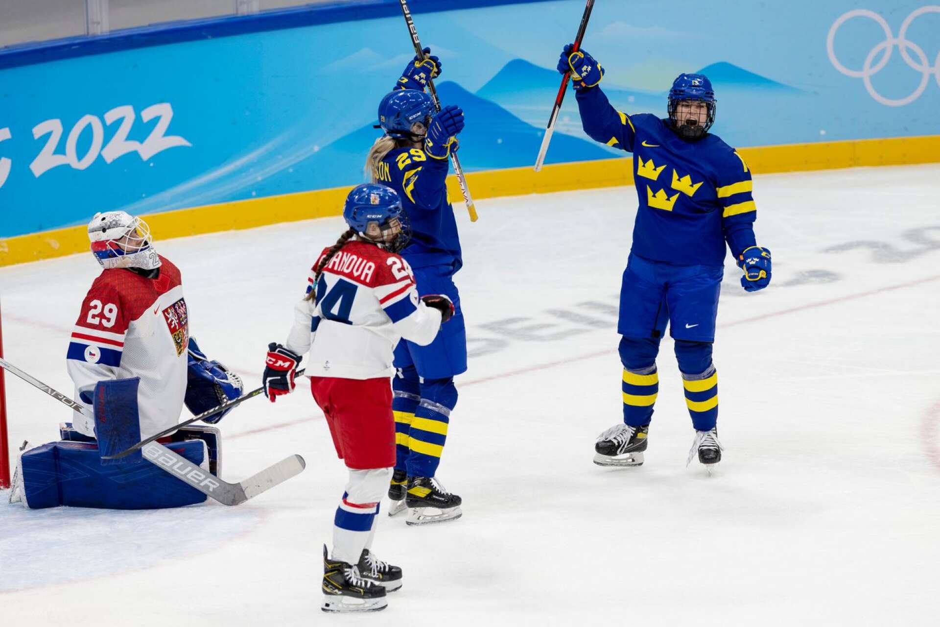 Sveriges Olivia Carlsson och Emma Murén (till höger) under OS i Peking.
