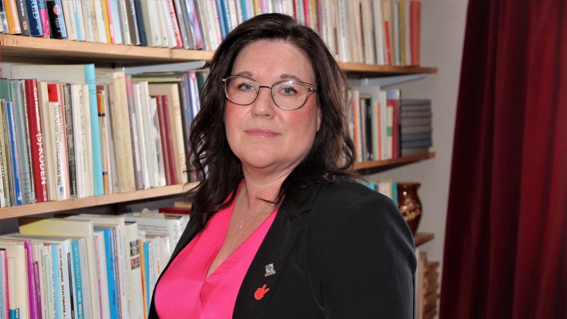 Anneli Mylly (V) kommunstyrelsens ordförande i Degerfors avslöjar inte mellan vilka valet står.