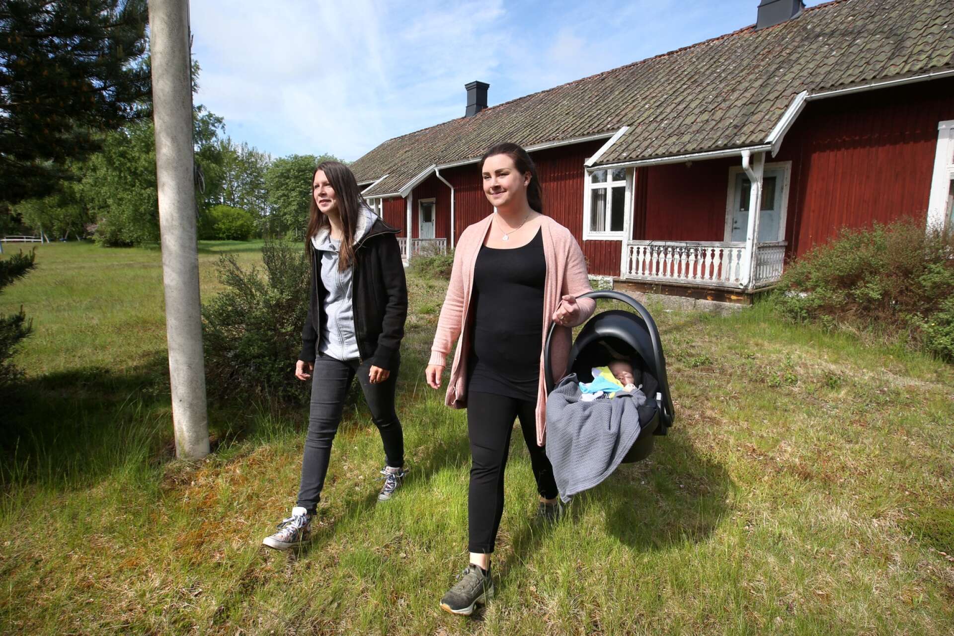 Fannie Sjölund och Mikaela Larsson kämpar för att Nybble ska få en skola igen. Får Fannie Sjölunds fyra månader gamla son Olle börja första klass här?