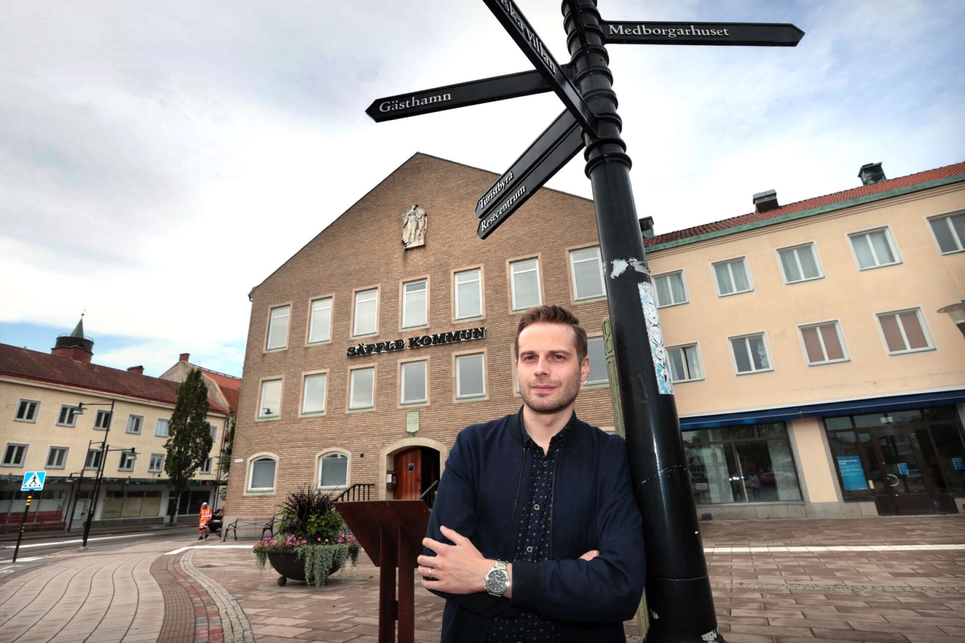 Johan Österman, kommunikationsansvarig på Säffle kommun, gillar frasen ”Sveriges yngsta stad” som i den här bilden representeras av stadshuset som uppfördes i samma veva.