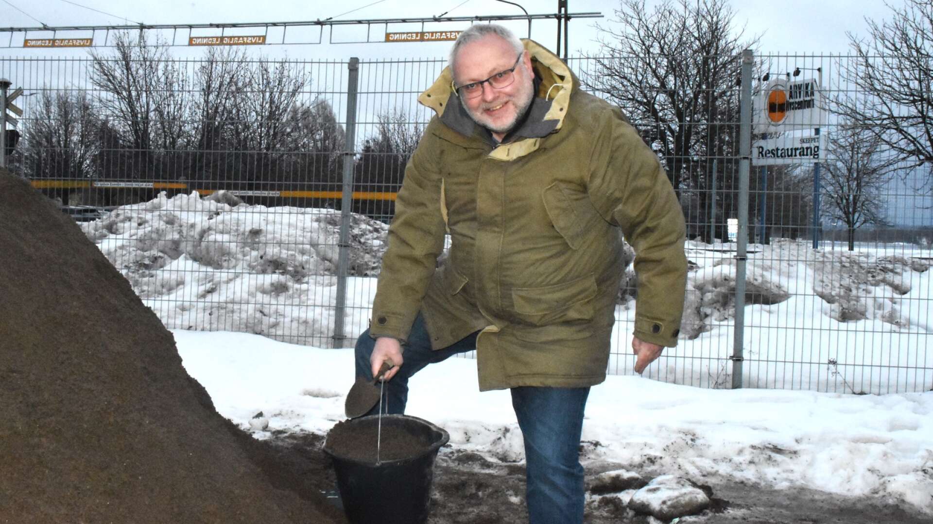 Kjell Eliasson gillar inte halkan utan åkte och hämtade några hinkar sand vid kommunens utlagda sandhög.