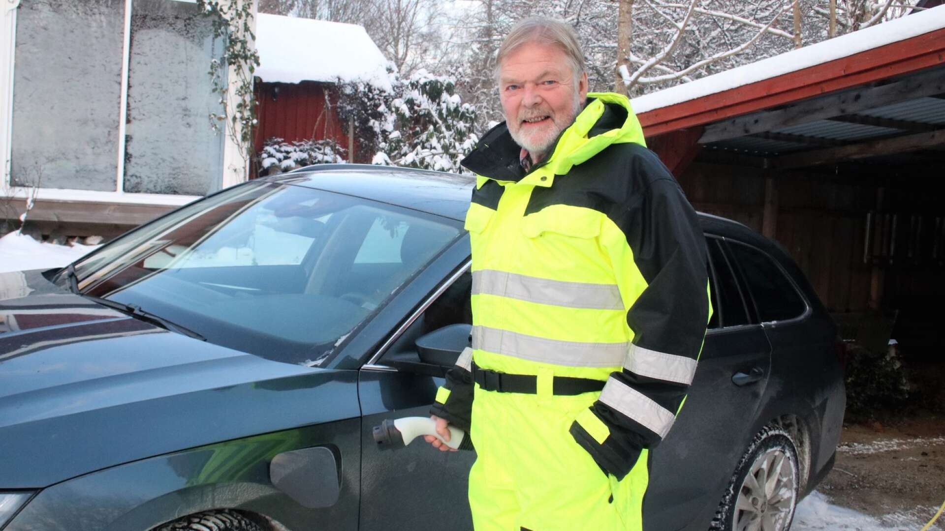 Ska jag ladda eller låta bli och köra på bensin istället? Magnus Fabbe Nilsson i Edsleskog har kommit fram till att med de elpriser som rått senaste tiden är nu bensin det billigaste alternativet.