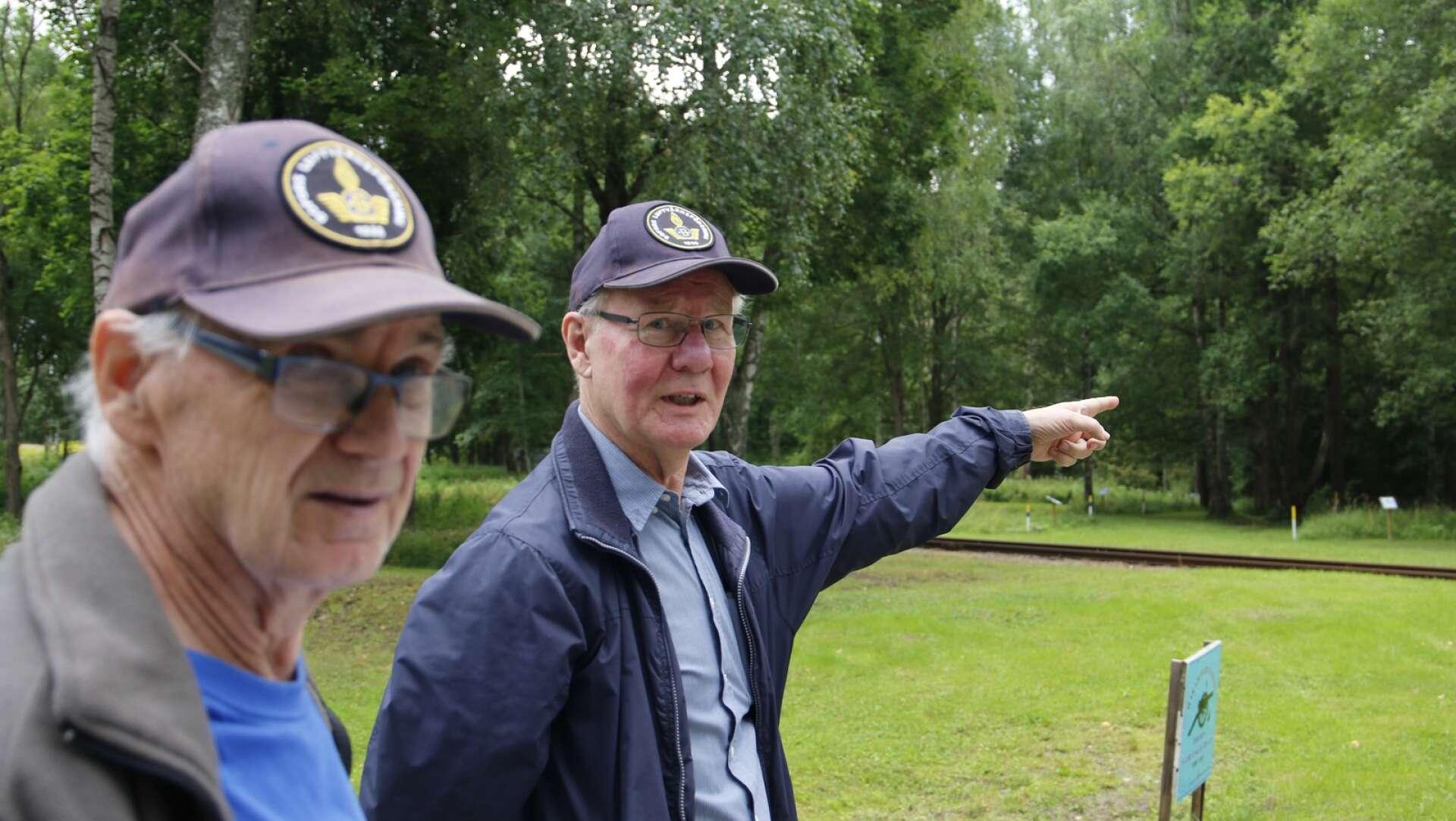 Göran Sundmar och Mats Karlsson, eldsjälar i Bofors Luftvärnsförening, visar besökare runt kring det anrika Tuggenområdet.