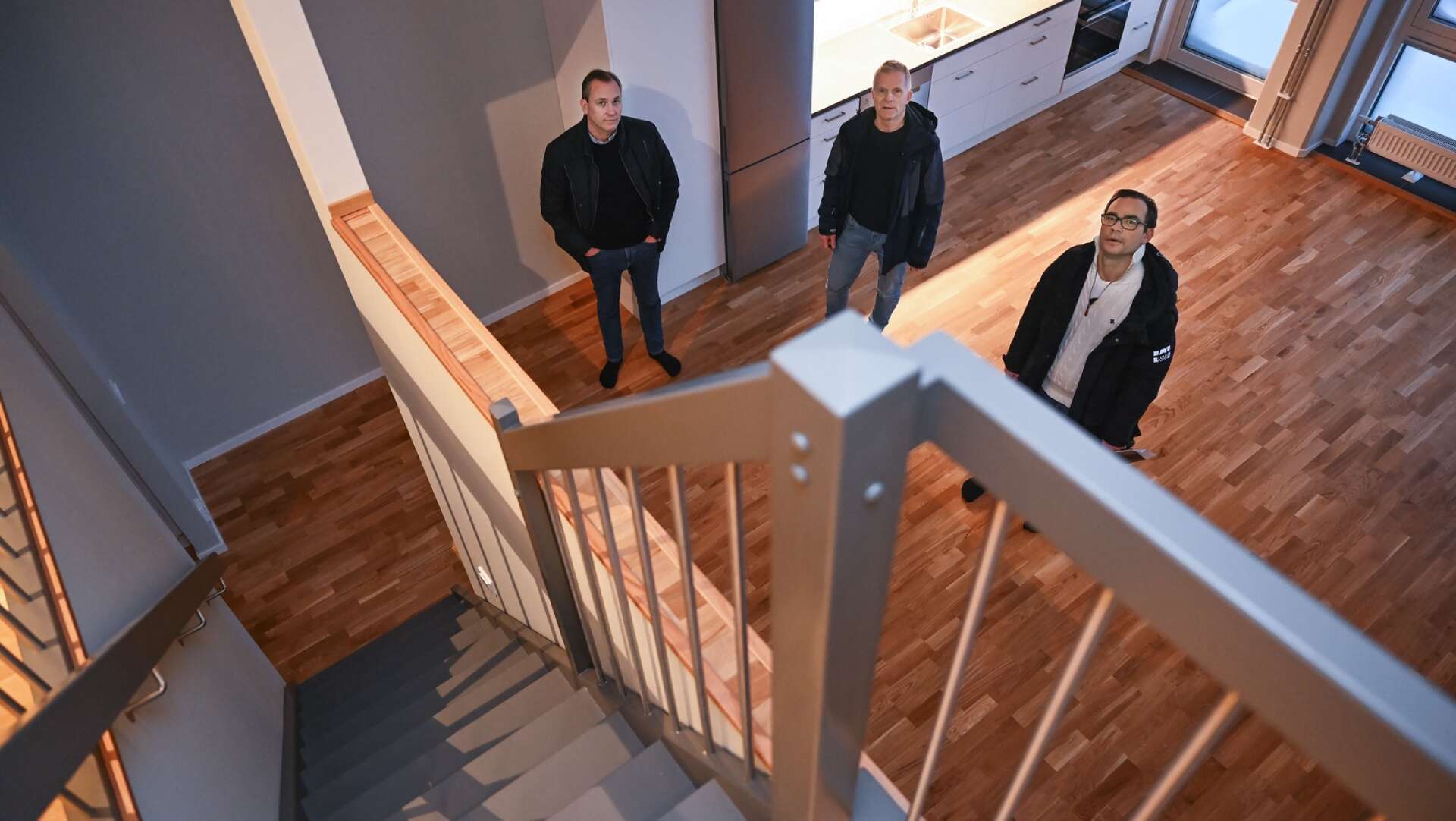 Jonas Stenholm, Magnus Andersson och Marcus Gustavsson från Karlstadhus konstaterar att lägenheterna på markplan har en imponerande takhöjd på 4,5 meter.