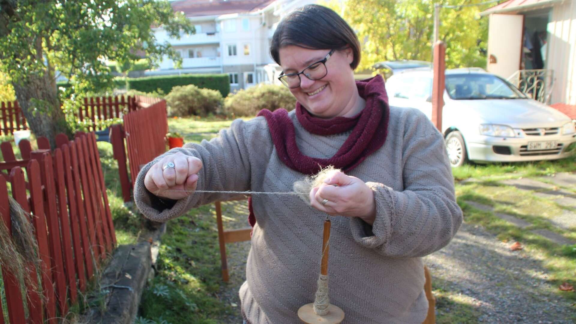 Kristina Brandt spinner med sitt nyberedda lin. På söndag kan fler få prova på detta mycket gamla hantverk.
