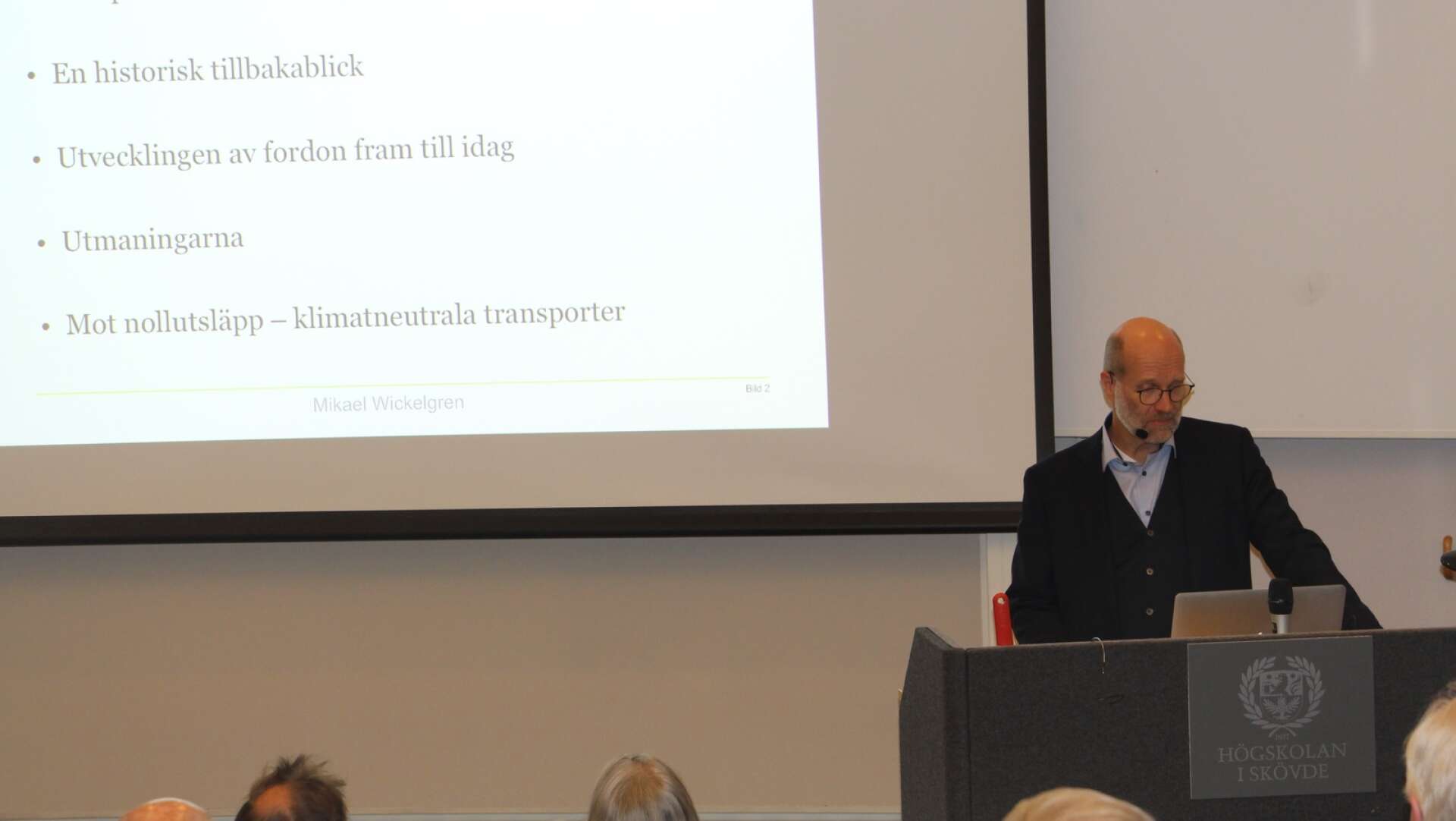 Mikael Wickelgren inledde höstens populärvetenskapliga caféer med en föreläsning om fordonsindustrins utveckling.