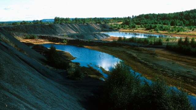 ARKIVBILD. Miljöfarliga lakresthögar från framställning av uran ur alunskiffer i Ranstad, Västergötland. 