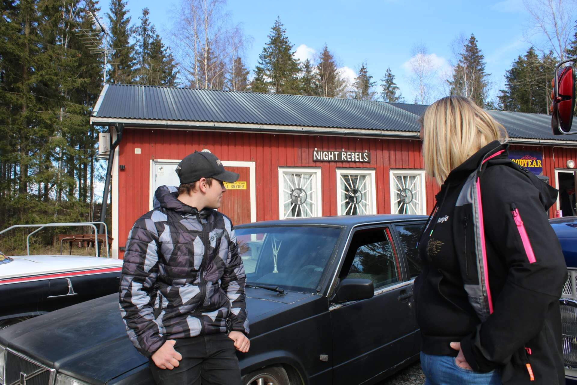 Felix Arnell och Ronja Löfgren pratar A-traktorer.
