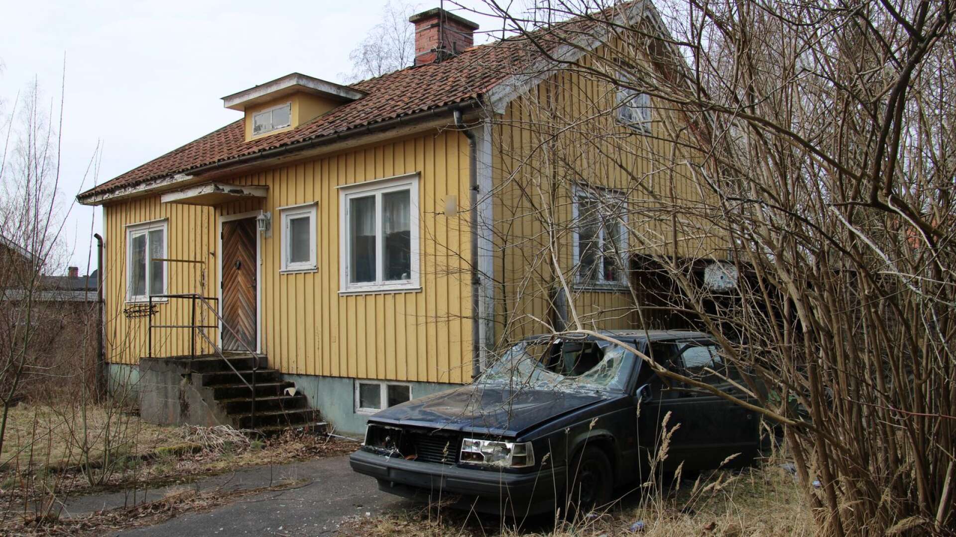 Huset i villaområdet Sundstorp i Säffle har förfallit under många år.