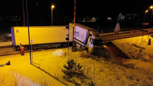 Lastbilen åkte av vägen nära Göta kanal i Lyrestad.