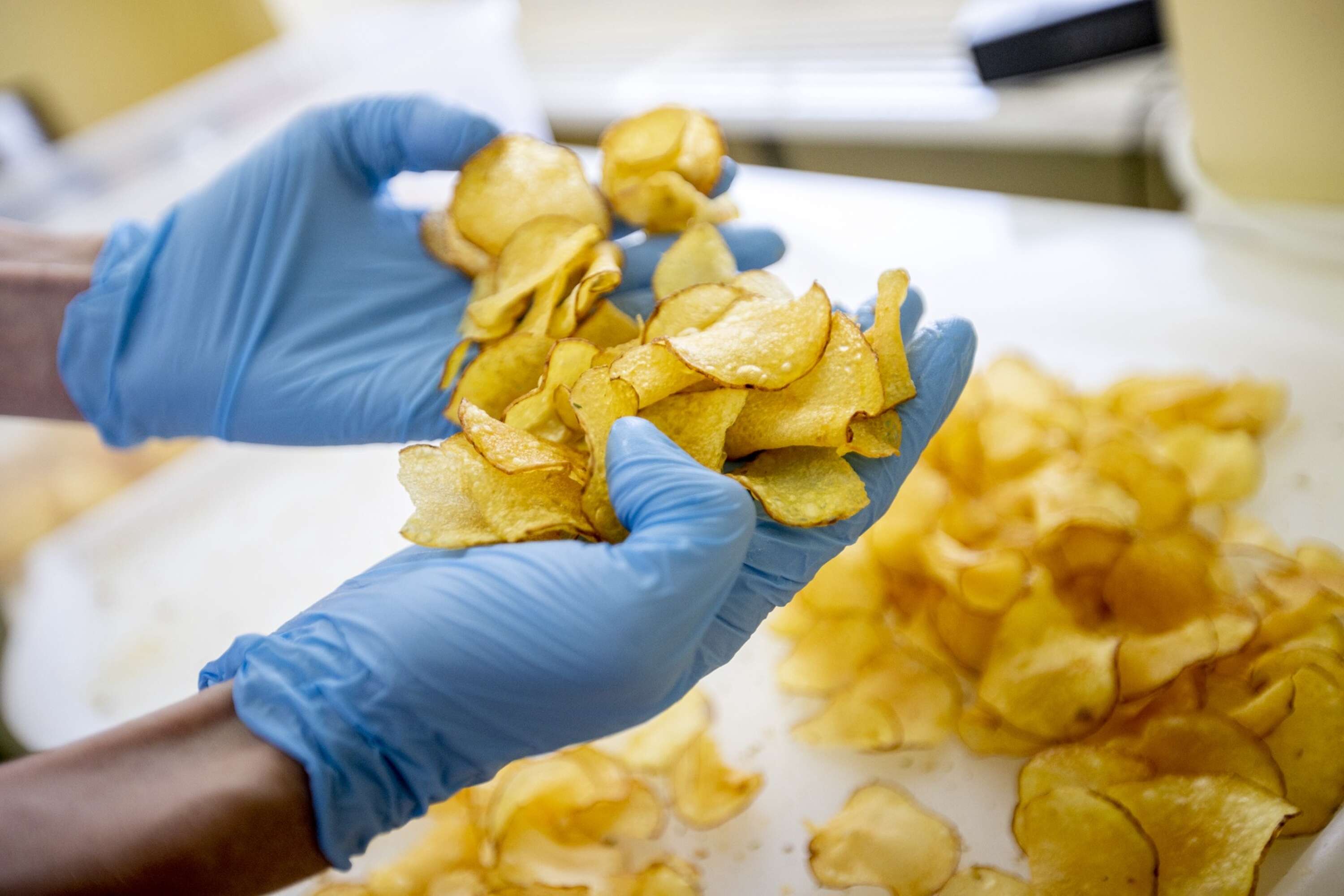 Att göra goda chips är en hel vetenskap som bland annat omfattar bra potatis och olja, rätt temperatur och tjocklek och god kryddning.