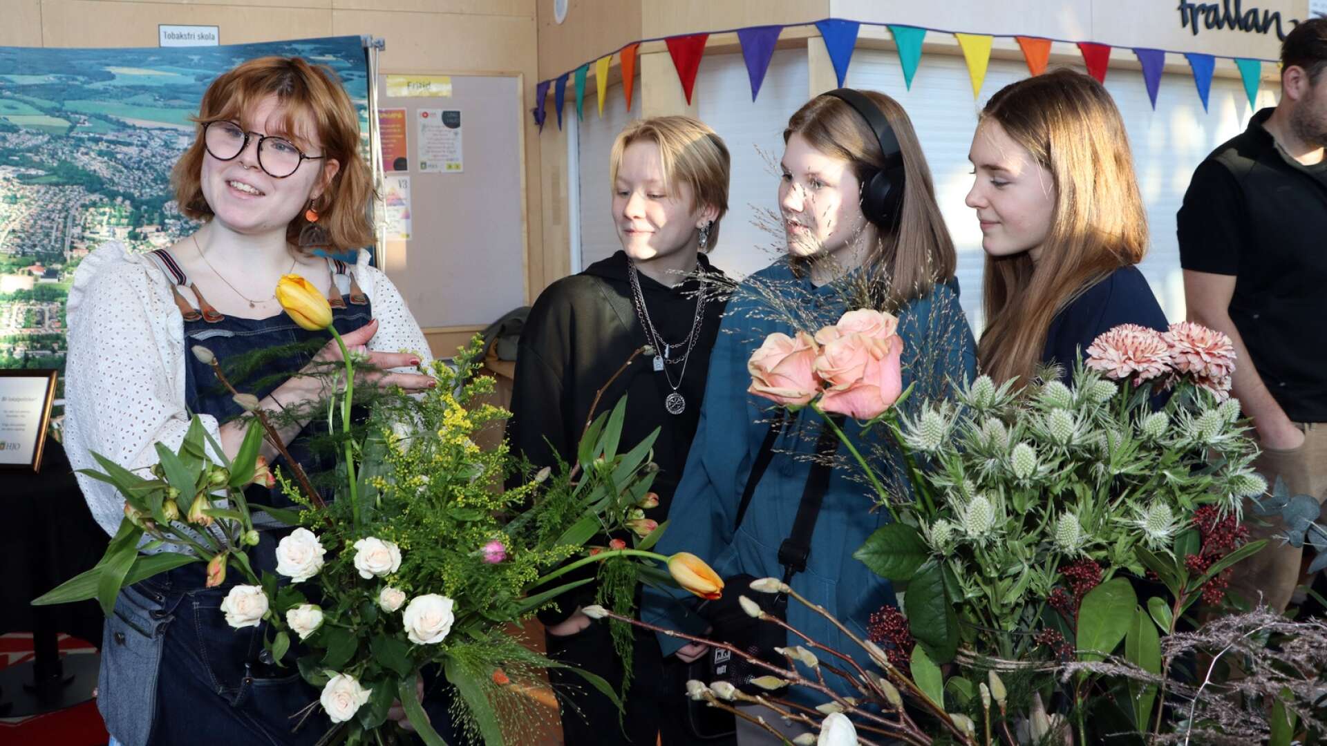 Floristen Moa Andersson på Hjo Blomster visade hur man binder en bukett. Isabella Hedenström, 7c, Billie Jonasson, 7a, och Malva Sunnergren, 7a, tittar på. 