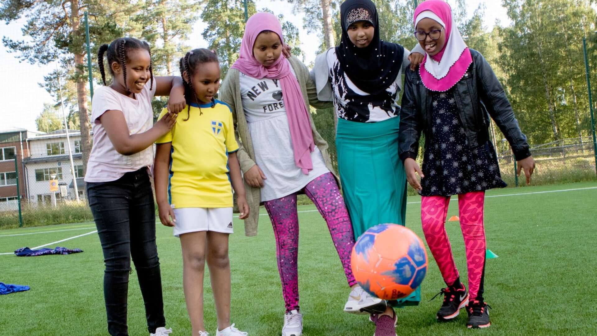 Maljun Abdi, Maida Abdi, Siham Muhamud, Yasmin Nuur och Ilhan Adan laddar med en boll inför kvällens stormatch.