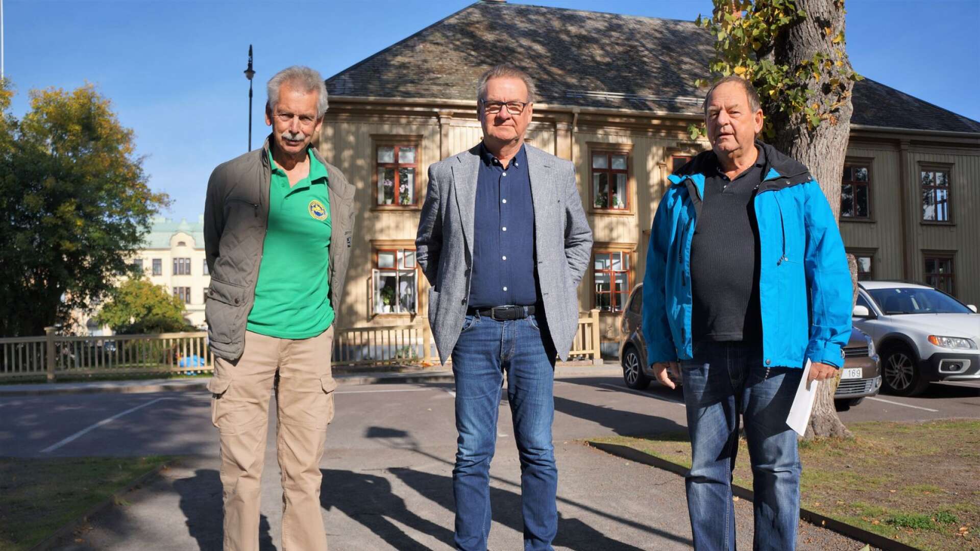 Håkan Sandberg och Jan-Eric Thorin gör comeback för Liberalerna i Åmål. Värvningarna flankerar partiets lokale ordförande Peter Stenberg.