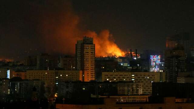 En brand i utkanten av attackerade Kiev.