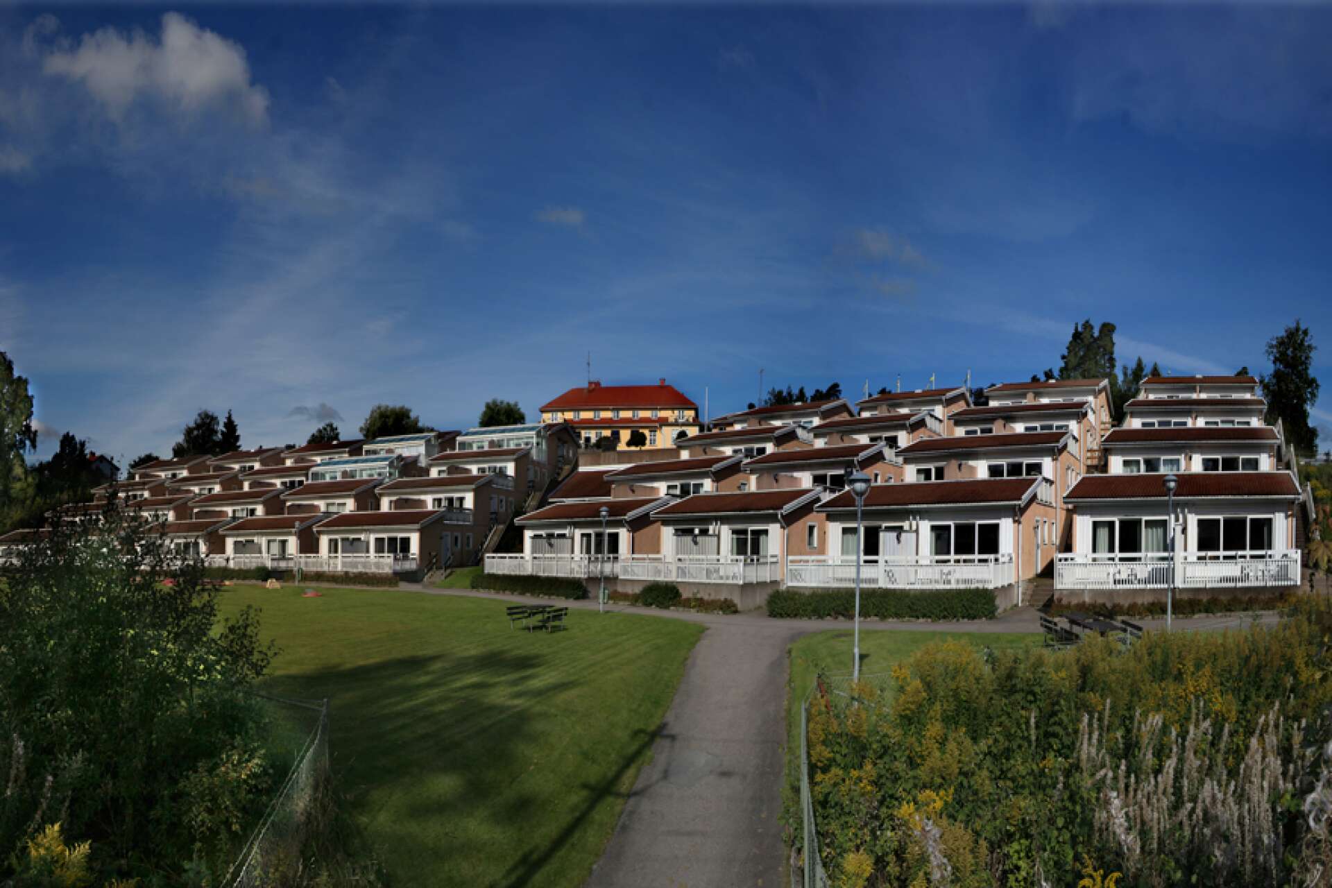 De fristående lägenheterna vid Hotell Dalsland. Beläggningen har enligt de nya ägarna varit bra under sommaren och hösten.