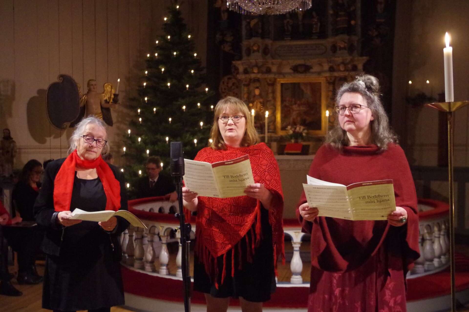 Birgit Bergendal, Sofia Loftman och Karin Olsson sjöng vackert ”Till Betlehem mitt hjärta”.