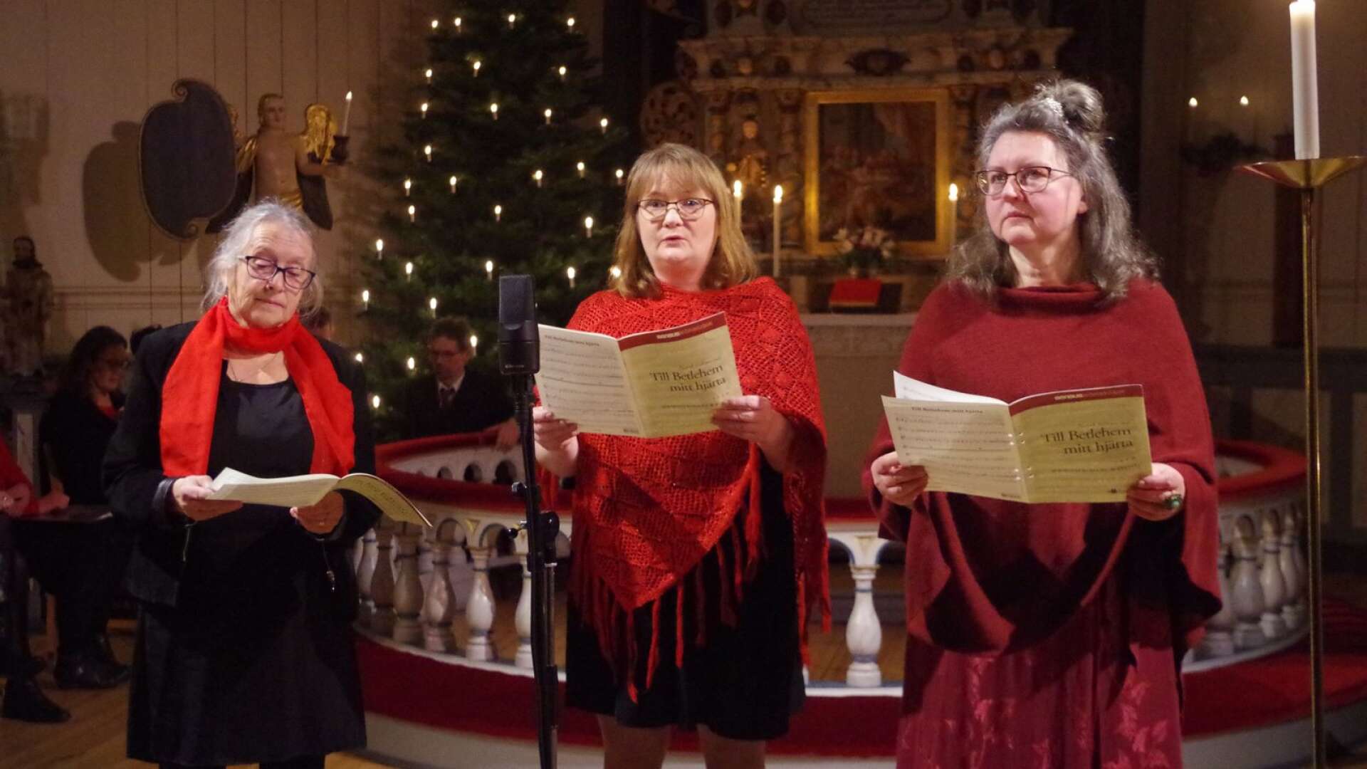 Birgit Bergendal, Sofia Loftman och Karin Olsson sjöng vackert ”Till Betlehem mitt hjärta”.