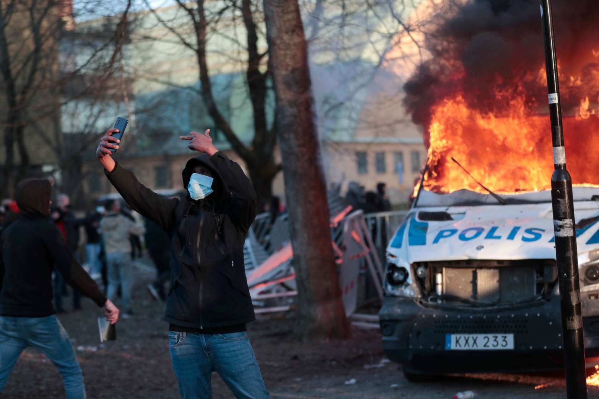 Motdemonstranter satte eld på polisbussar och kastade sten mot poliser i flera städer under påsken. Bilden är från Örebro.