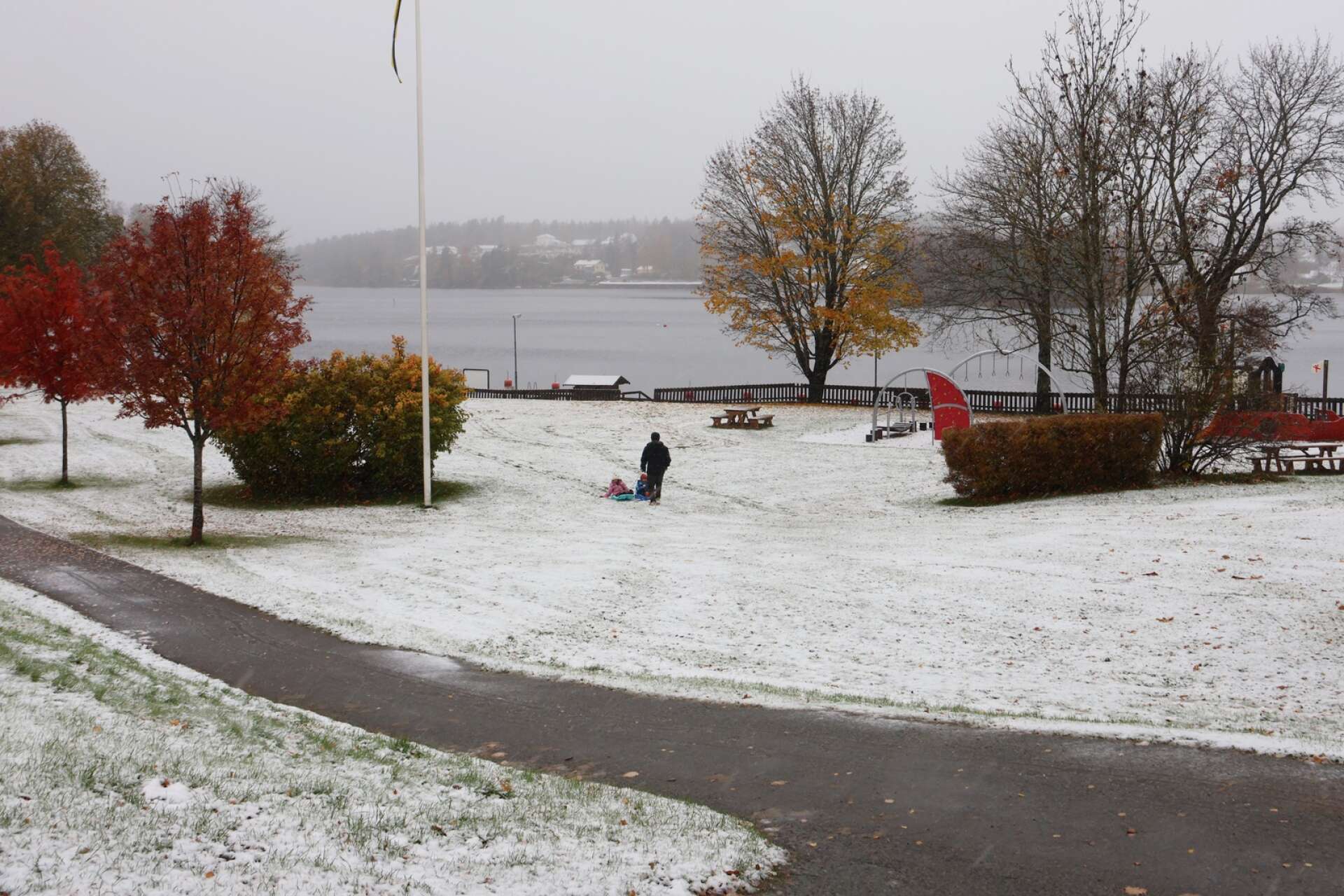 Många i norra Dalsland vaknade till ett vitt snötäcke på måndagsmorgonen. I Bengtsfors var det ett par centimeter snö, men längre norrut mot gränsen till Värmland kom det närmare tio centimeter snö på sina håll.