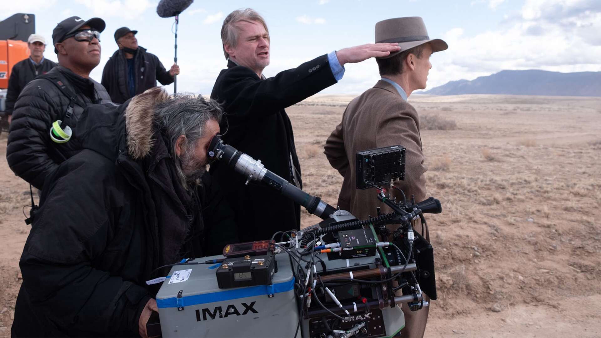 Filmens regissör och manusförfattare Christopher Nolan ger instruktioner.