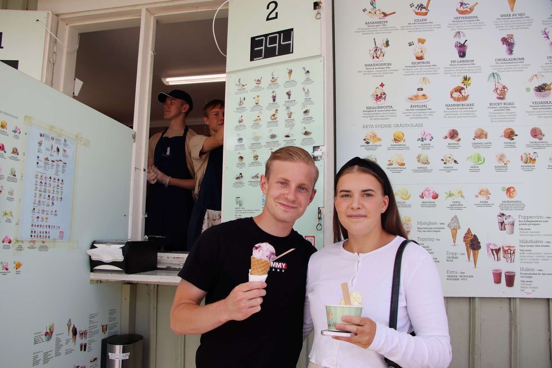 Philip Andersson och Alma Bäckstedt från Mariestad tog en utflykt till Hjo för att äta glass.