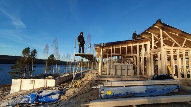 Martin Olsson och Andreas Hedström lägger tak på Solsidans första hus.