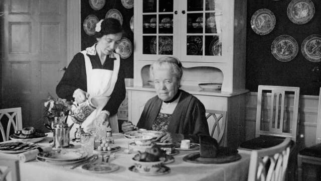 Författaren Selma Lagerlöf vid sitt matbord på Mårbacka, en bild från 1935.
 Visst är det roligt med gamla bilder!