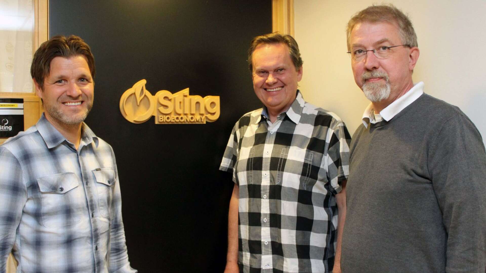 ”Vi hoppas verkligen att de kanadensiska företagen slutligen bestämmer sig för att satsa i Sverige och Värmland”, säger Victor Isaksen, vd Sting Bioeconomy, i mitten, tillsammans med Erik Öhrner och Peter Sassner.