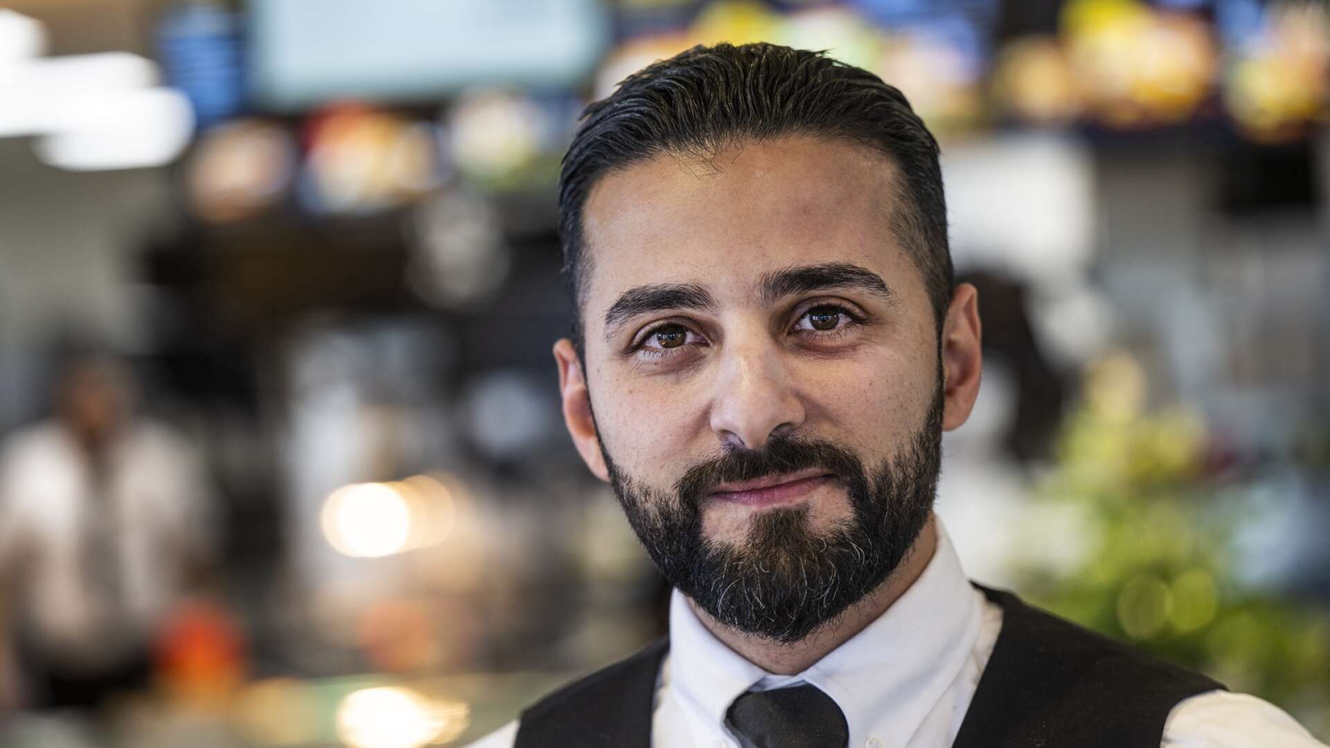 Mohammed Kasems plan var att utbilda sig på universitet. Drygt tio år senare är han i stället restaurangchef på Mcdonalds Säffle.