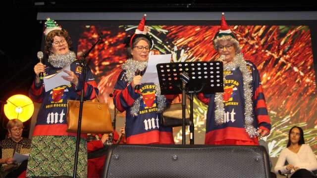 Vid julallsången på jubileumsteatern bjöd tre damer bjöd på fräcka skämt om Mariestad Bois.