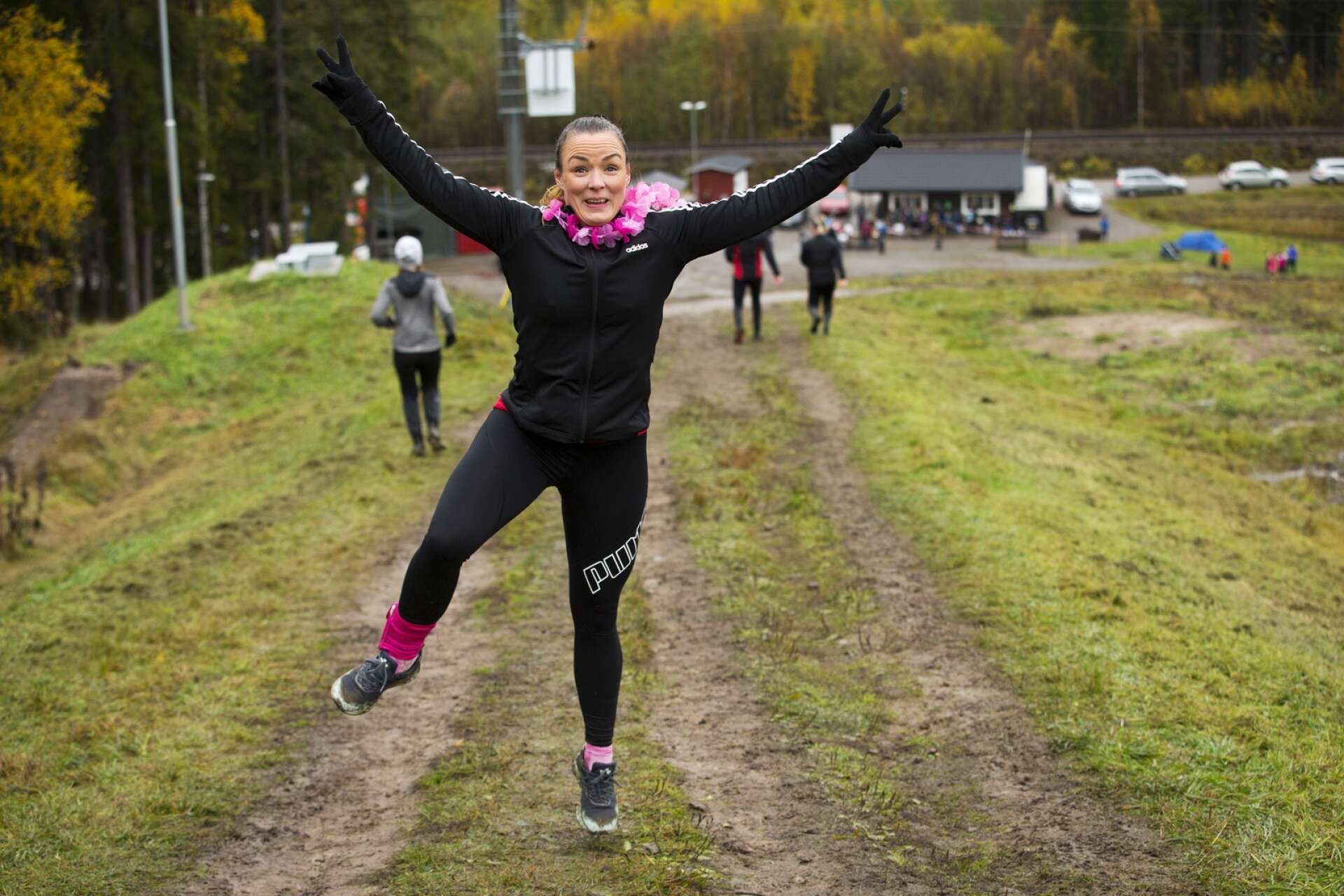 Linda Larsson (S) med flera samlade in pengar till kvinnjouren genom att springa i Bryngfjordsbacken. 