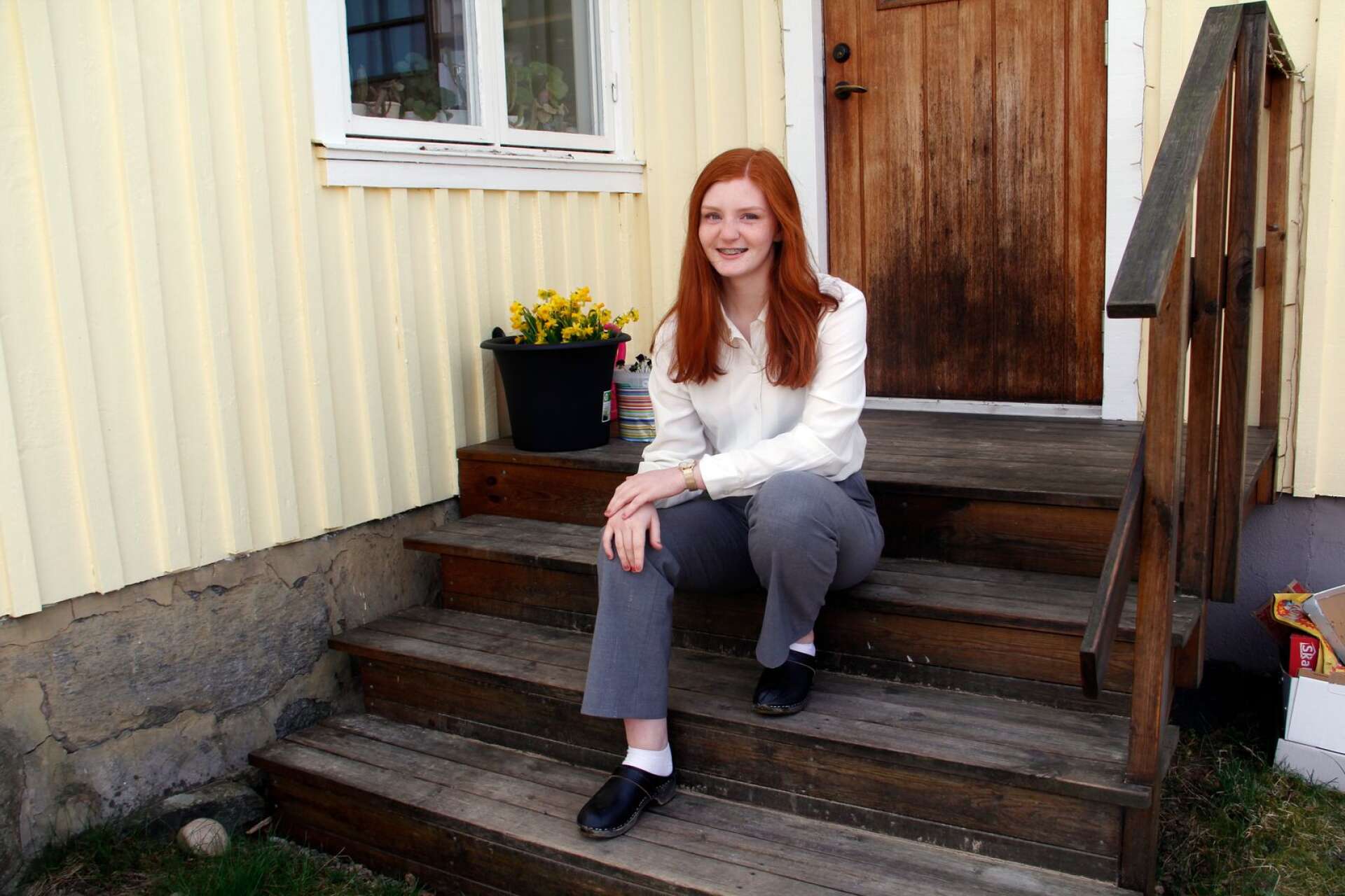 Linnéa Westberg på trappan hemma i Smärslid i Tveta. Efter studenten hoppas hon komma in på teknisk design på Chalmers i Göteborg och att få inreda sin egen lägenhet.