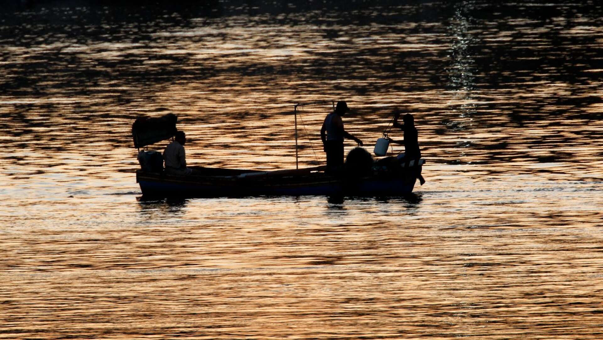 En fiskare på floden Tigris i solnedgången. 