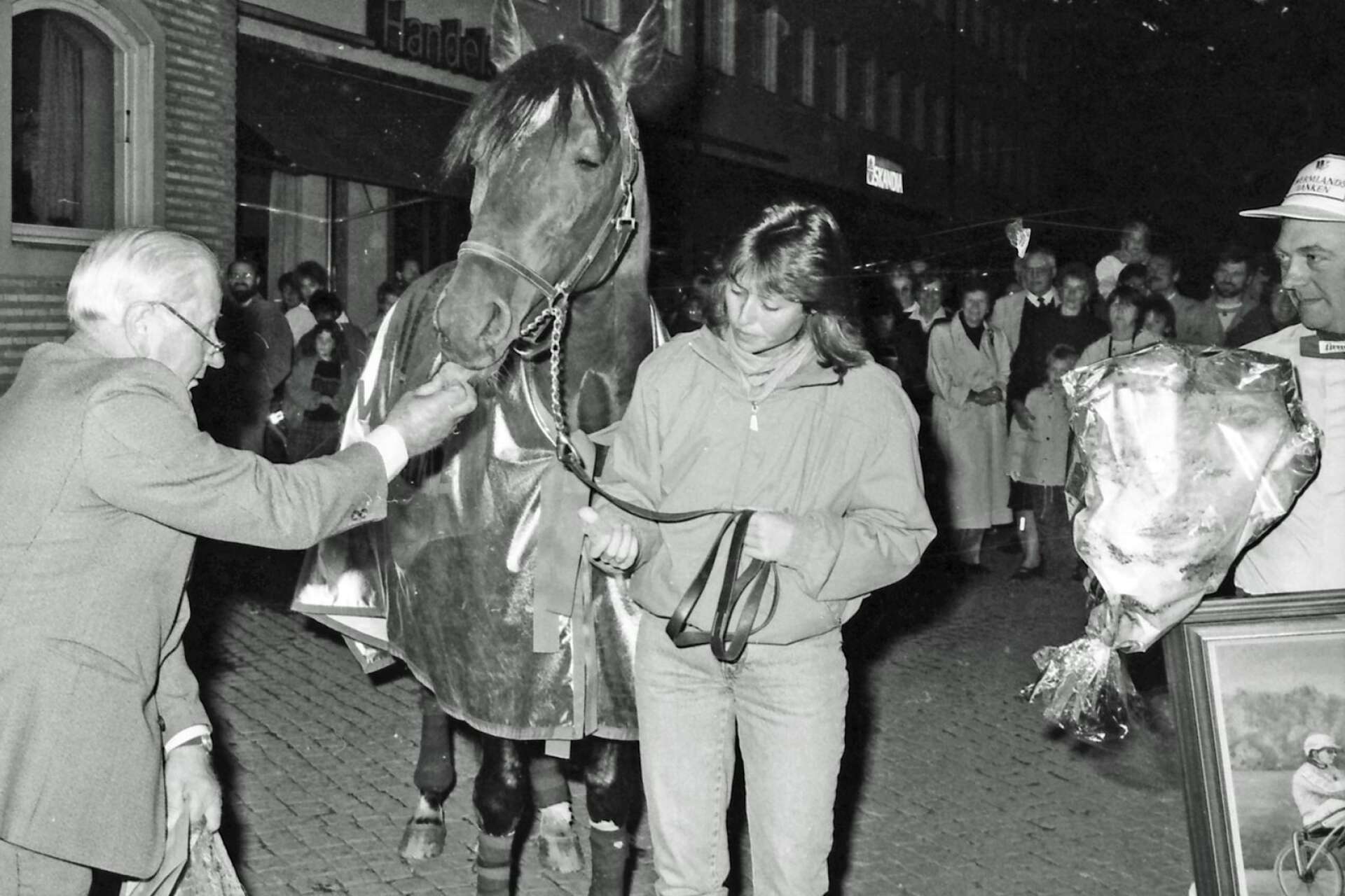 Travhästen Callit blev världsmästare 1987 och hyllades utanför stadshuset i Säffle där kommunalrådet Karl-Olof Pettersson matade med morötter. Längst till höger i bilden skymtar tränaren Karl O Johansson, som också satt i sulkyn när segern togs i USA. 