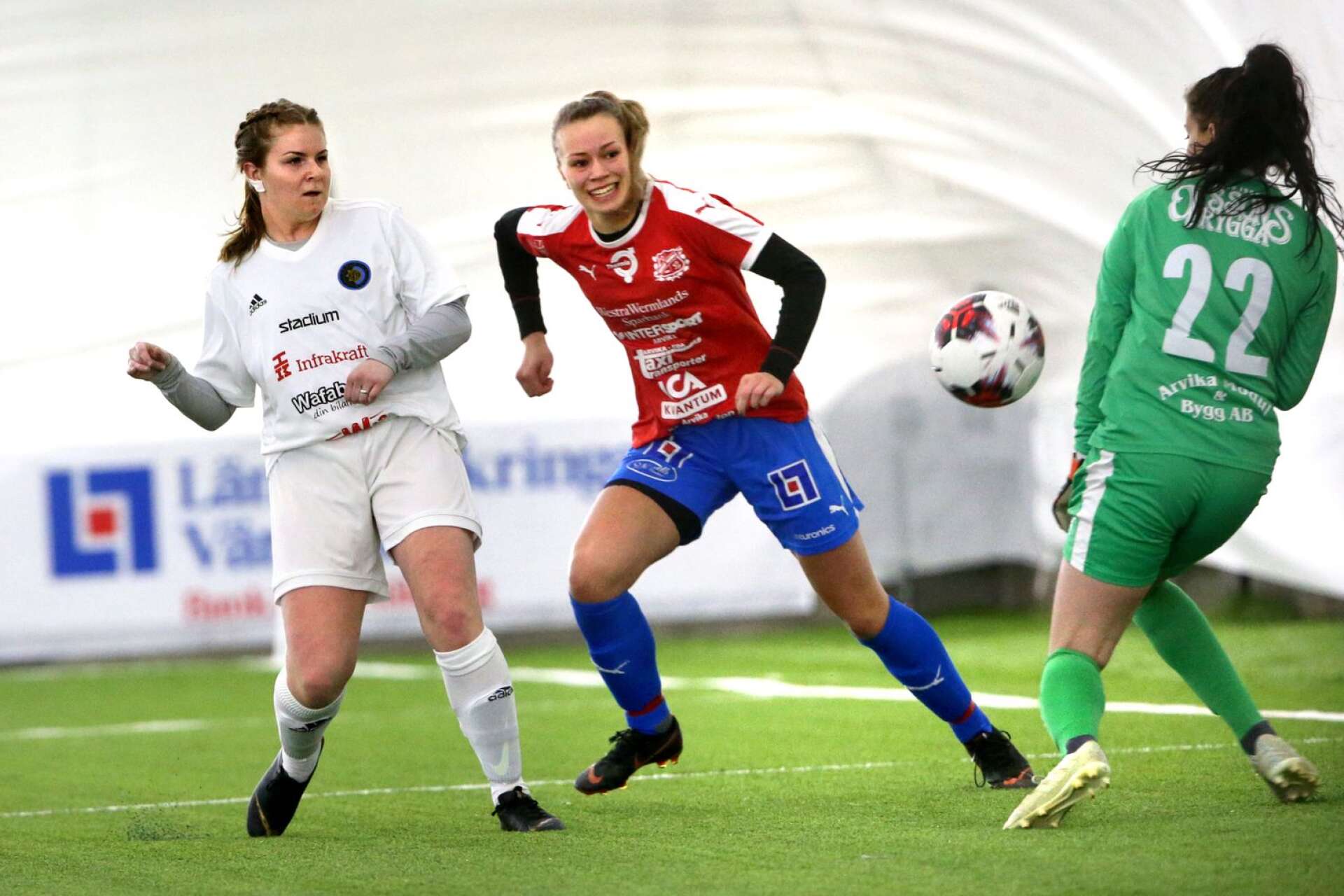 Ida Eriksson slår in sin retur och gör 2–0 målet. 
