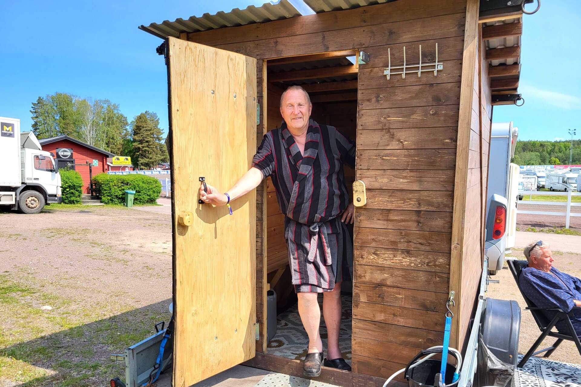 Sören Hult tog husbilen från Boden till Karlstad. En nätt sträcka på 110 mil. Han hade dessutom en bastu på släp. Sören Hult tog husbilen från Boden till Karlstad. En nätt sträcka på 110 mil. Han hade dessutom en bastu på släp.