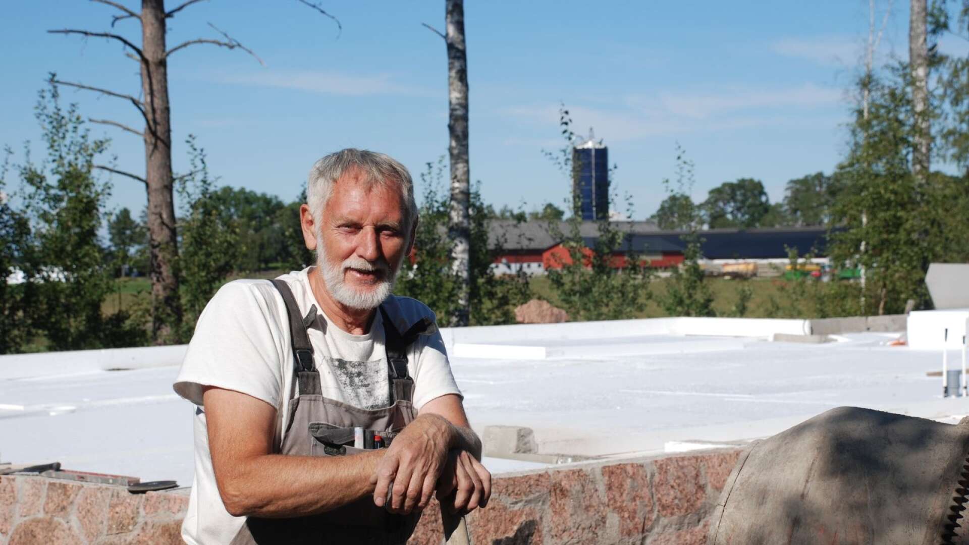 Jan Andersson från Brålanda köpte det omskrivna fritidshuset i Strömmer som fick rivas. Nu ska det sättas upp i Dalsland och Jan ska göra en dokumentär om huset.