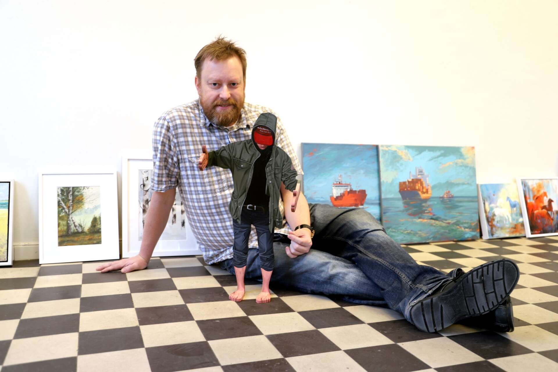 Magnus Ekdahl har midvintersalong med närmare 30 konstnärer i sitt galleri. Skulpturen framför honom heter Stor kram och är skapad av Amanda Karlsson.