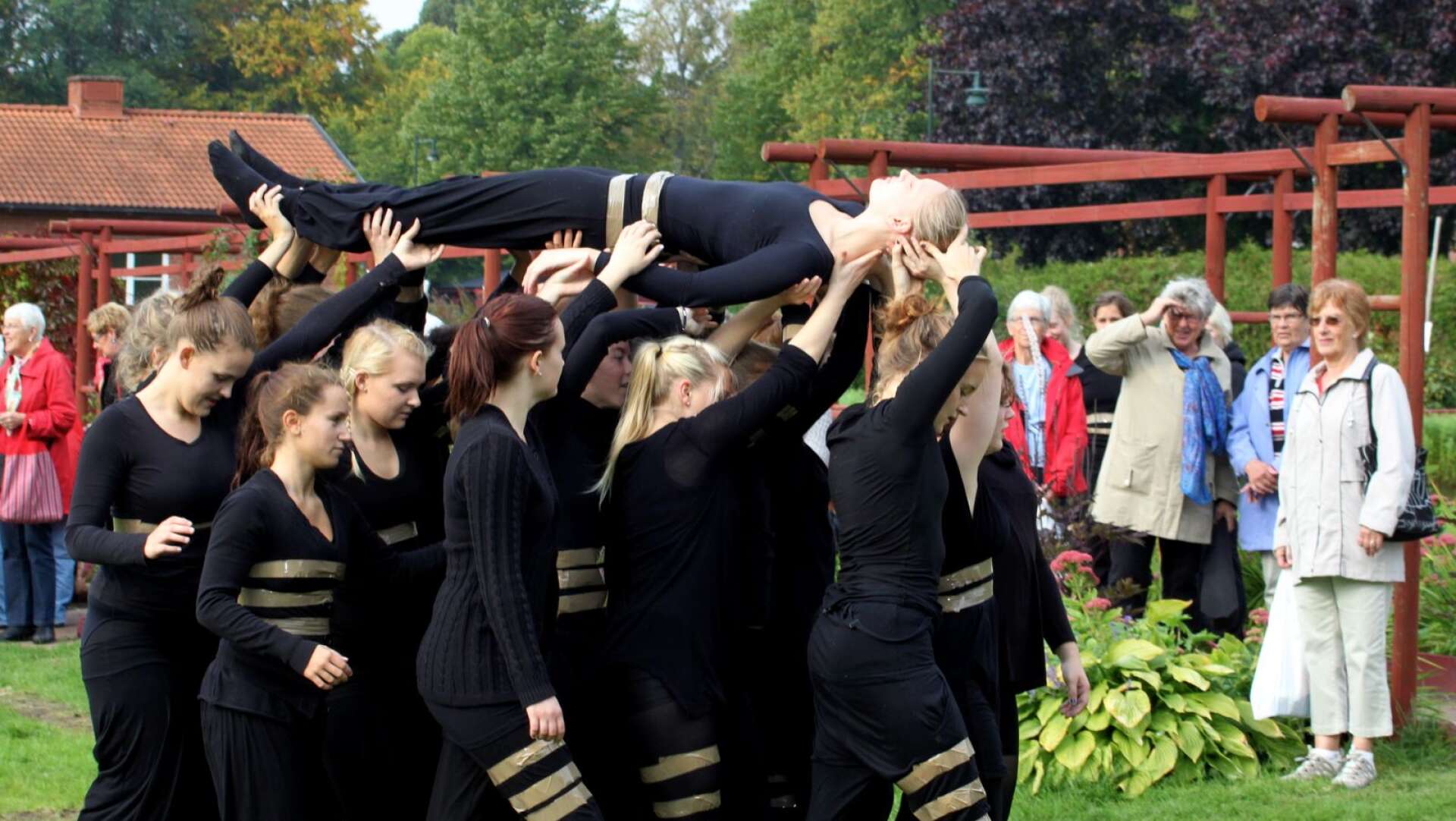 KPS danselever dansade under honungsfestivalen på Marieberg. Dansen var inspirerad av bisamhället. 