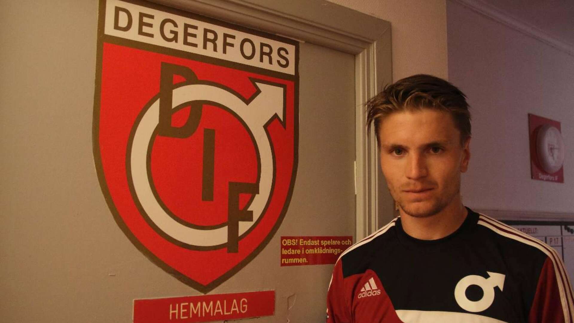 Mittfältaren Marcus Astvald gjorde stor succé i superettan efter att han anslöt till Degerfors IF i somras.Nu är han dock tillbaka i ÖSK igen. Men inte för att spela fotboll.