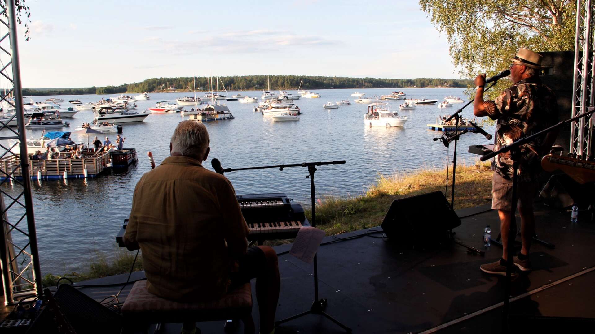 Det var en solig sommarkväll med skön stämning både på båtar och scen när det arrangerades båtkonsert i torsdags. Stefan Jacobson och Lasse Bodqvist i Saints hade en fin utsikt över Åmålsviken från scenen.