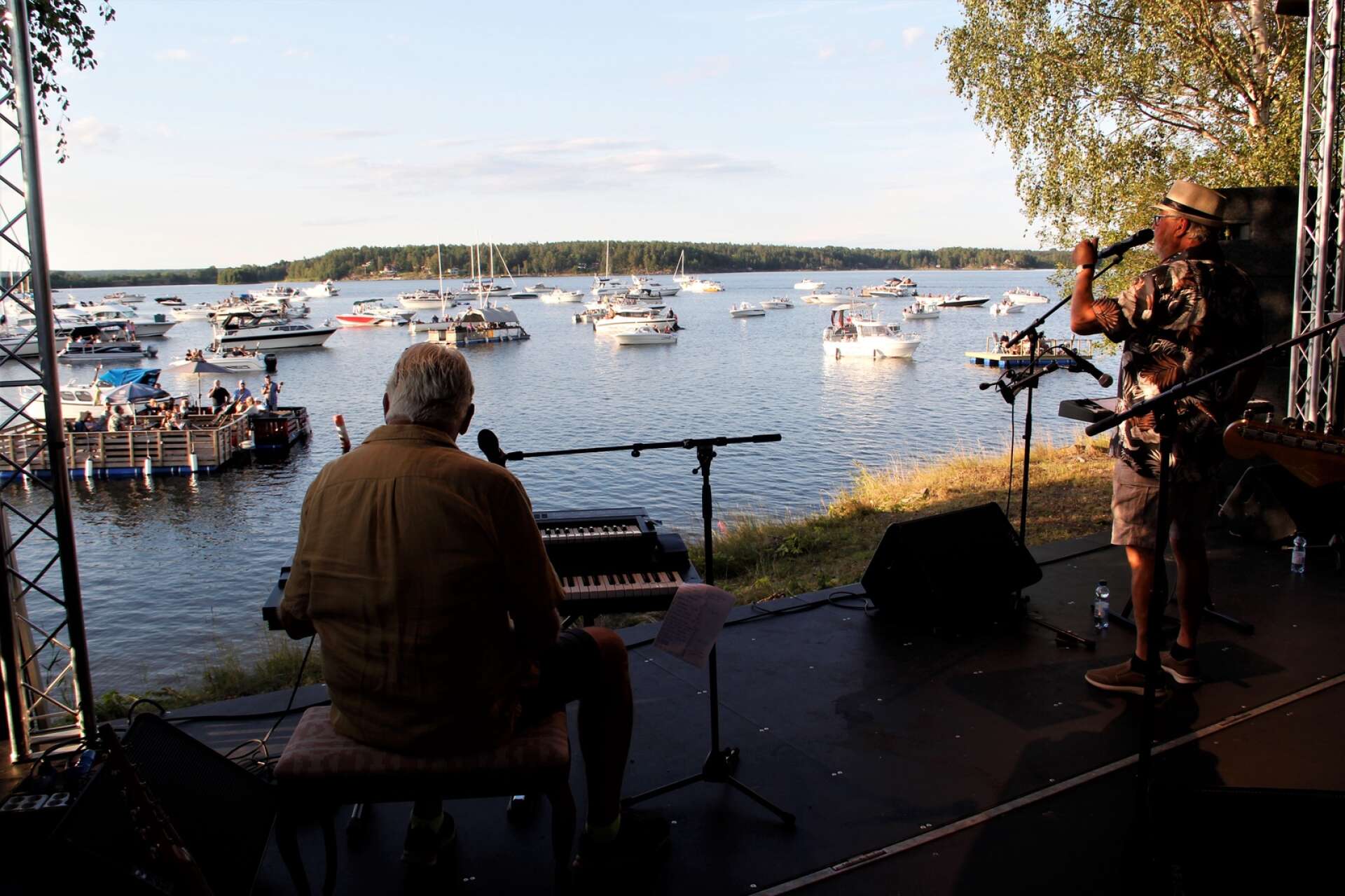 Det var en solig sommarkväll med skön stämning både på båtar och scen när det arrangerades båtkonsert i torsdags. Stefan Jacobson och Lasse Bodqvist i Saints hade en fin utsikt över Åmålsviken från scenen.