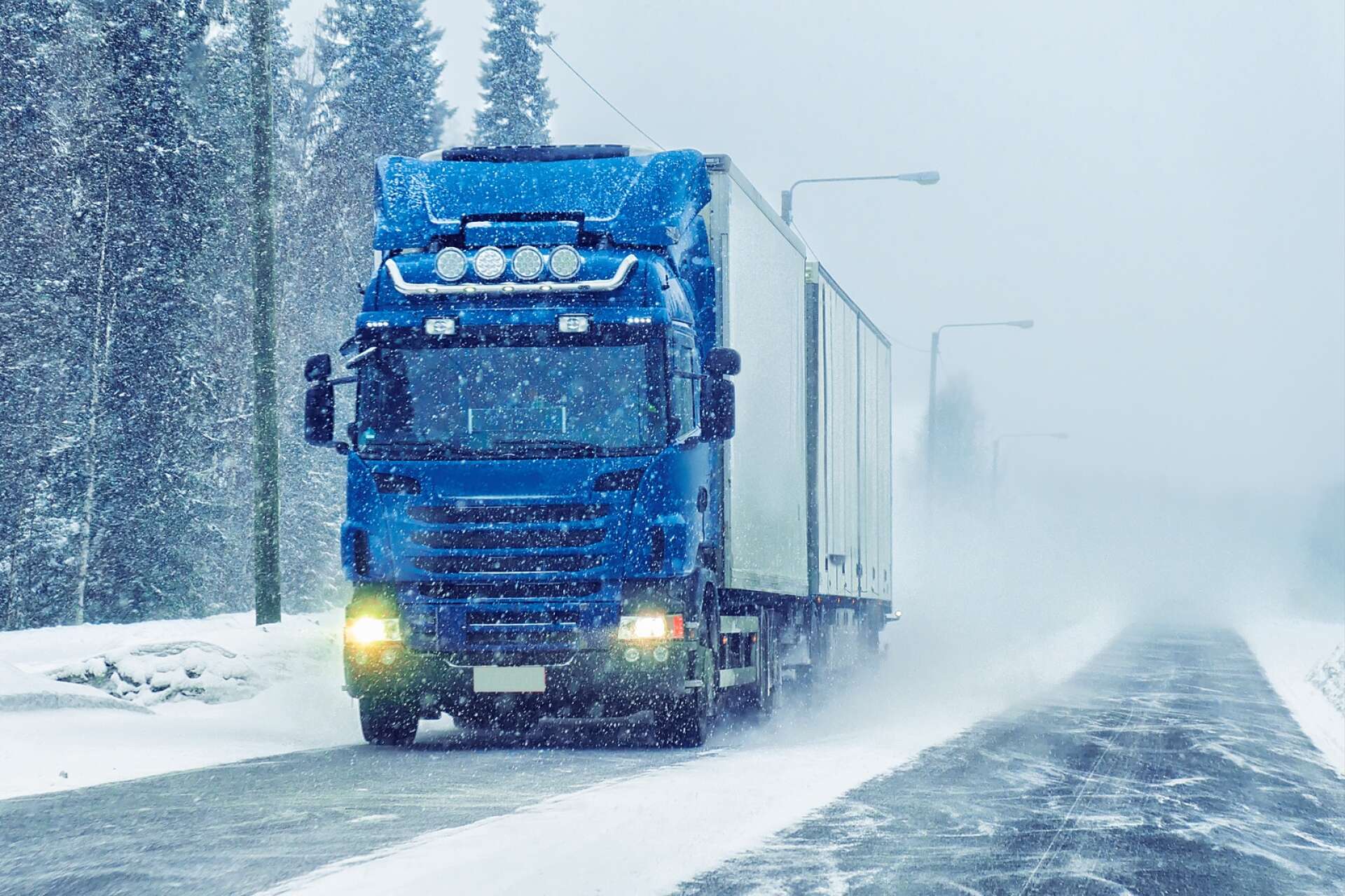 Hela 98 procent av lastbilarna uppfyller kraven på vinterdäck. Det visar polisen och Transportstyrelsen undersökningar som genomförs vart tredje år.