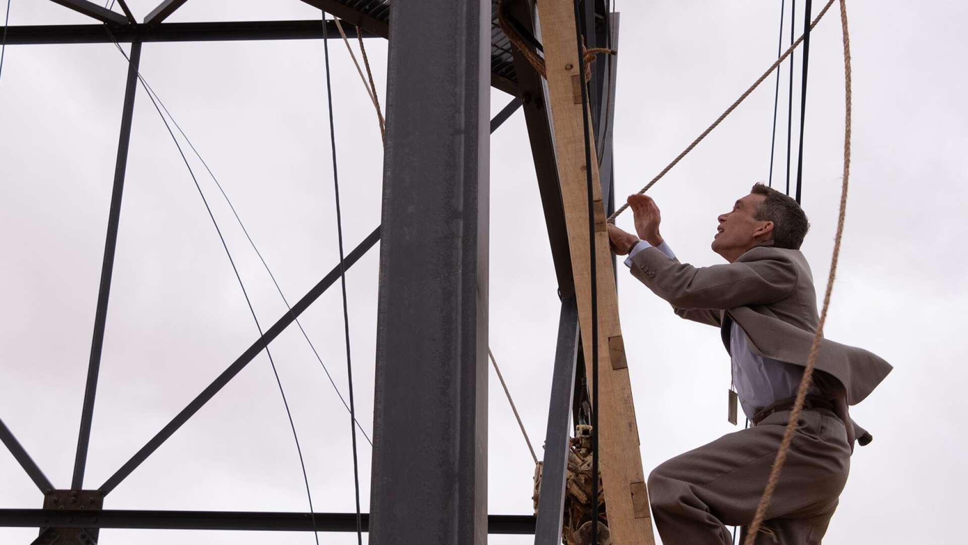 Cillian Murphy i filmen, här klättrandes upp för tornet som byggts för provsprängningen.